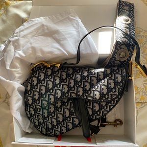 “CD” shoulder strap included in box and duster bag